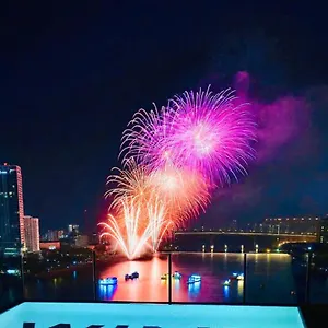 Wink Icon Riverside - Luxury - 24hrs & Rooftop Pool Bar 5* 다낭